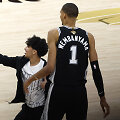 NBA finalą sutrikdė įsiveržęs žiūrovas
