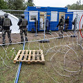 Žurnalistai į Rūdninkų (&Scaron;alčininkų r.) migrantų stovyklą nėra įleidžiami. Fotografuoti galima tik per tvora, o bendrauti neleidžiama tik su administracijos parinktais migrantais 