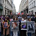 Demonstrantai ne&scaron;a Paryžiuje nužudytų kurdų portretus.