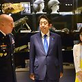 Shinzo Abe (viduryje)
