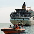 Indonezijoje nuo seklumos nutemptas keltas su 800 žmonių