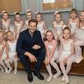 Nerijus Ju&scaron;ka su mokinėmis
