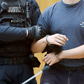 Vokietijos policininkas su kaltinamuoju / Heiko Becker / REUTERS