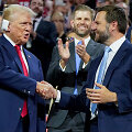 Buvęs JAV prezidentas Donaldas Trumpas ir jo kandidatas į vicepremjero postą J.D.Vance'as