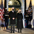 Joe Bidenas kartu su žmona Jill tylos minute pagerbė pandemijos aukas Jungtinėse Valstijose