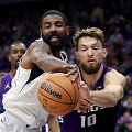 Domantas Sabonis (de&scaron;inėje) prie&scaron; Kyrie Irvingą