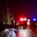 Policijos stabdomas BMW nestojo &ndash; nulėkė nuo kelio ir trenkėsi į medį: žuvo jaunas vairuotojas