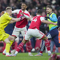 Londono &bdquo;Arsenal&ldquo; klubui Reissas Nelsonas (antras i&scaron; kairės) pelnė lemiamą įvartį.