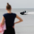 Palangos poilsiautojai mėgaujasi &scaron;iltu sekmadieniu