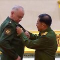 Aleksandrui Fominui Mianmaro chuntos atstovas įteikia medalį