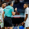 Futbolo teisėjas Jose Luisas Munuera Montero Madrido &bdquo;Real&ldquo; žvaigždžių Jude'o Bellinghamo ir Kyliano Mbappe apsuptyje