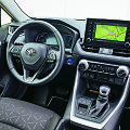 Toyota RAV4. &Scaron;is ekranas su įprastais mygtukais yra modelio iki atnaujinimo.
