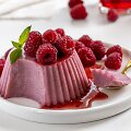 Panna cotta su avietėmis
