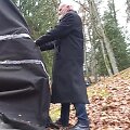 Kazimieras Juraitis plė&scaron;ia juodą audeklą nuo sovietinės skulptūros Antakalnio kapinėse