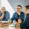 &Scaron;arūnas Jurevičius, IT įmonės &bdquo;Cognizant&ldquo; jaunesnysis programuotojas (kairėje)