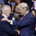 Jamesas Mattisas (kairėje) ir Donaldas Trumpas