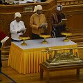 Htin Kyaw (trečias i&scaron; kairės) prisaikdintas Mianmaro prezidentu.