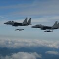 Pietų Korėjos naikintuvai bombardavimo pratybose