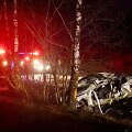 Policijos stabdomas BMW nestojo &ndash; nulėkė nuo kelio ir trenkėsi į medį: žuvo jaunas vairuotojas