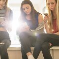 Paauglės naudojasi mobiliaisiais telefonais