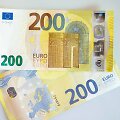 Pristatyti naujosios serijos &bdquo;Europa&ldquo; 100 ir 200 eurų banknotai