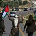 Palestiniečiai blokuoja kelią Vakarų Krante