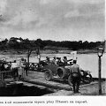 Ties Bir&scaron;tonu keltas &bdquo;Lėktuvas&ldquo; kelia per Nemuną važiavimo dalyvius. 1912. 05. 29.
