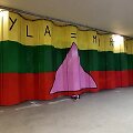 Lietuvos trispalvę papildė LGBT istorijai svarbus simbolis ir užra&scaron;as &bdquo;Tyla = mirtis&ldquo;