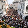 Vilniaus kra&scaron;to moksleiviai meldžiasi prie Au&scaron;ros vartų