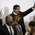 Barackas Obama pirmą kartą susitiko su Venesuelos prezidentu Nicolasu Maduro.