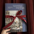 Knygos &bdquo;Gyvenimas tarp knygų&ldquo; vir&scaron;elis