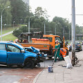 Laisvės prospekte automobilis rėžėsi į ap&scaron;vietimo stulpą