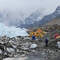 Everesto bazinė stovykla (5364 m), kur tarp Khumbu ledyno luitų kasmet pavasarį įsikuria alpinistų, kopsiančių į Everesto vir&scaron;ūnę, miestelis