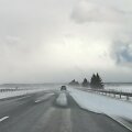 Keliuose siautėja stiprus vėjas, sniegu dengiantis net automagistrales