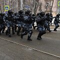 Rusijos riau&scaron;ių policija veržiasi į ataką prie&scaron; protestuotojus.