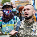 Ukrainos pajėgų karys LGBT aktyvistų mar&scaron;e Kyjive, 2021 m. rugsėjį