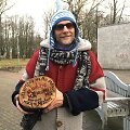 Klaipėdietis Gintarius Petkus merui paruo&scaron;ė dovaną &ndash; juodu kaspinu apjuostą kelmą. 