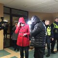 Į Klaipėdos miesto apylinkės teismą atvesdinta &bdquo;girtą&ldquo; kūdikį pagimdžiusi motina. Su sugyventiniu atvesta moteris slėpė savo veidą. 