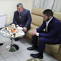 V.Putinas priėmė Ch.Nurmagomedovą ir jo tėvą A.Nurmagomedovą Kremliuje.