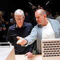 Timas Cookas ir Johny Ive'as apžiūrinėja naujausią &bdquo;Mac Pro&ldquo; kompiuterį