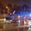 BMW nuvertė stulpą.