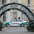 Policijos automobilis prie Kalėdinių dekoracijų