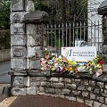Prie Prancūzijos mokyklos, kur buvo nužudyta mokytoja, i&scaron;kilo memorialas