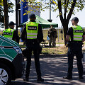 Policijos pareigūnai ir Lietuvos kariuomenės kariai Litexpo prieigose