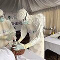 Gydytojai mobilioje laboratorijoje, kurios naudojamos Ebola viruso atvejams nustatyti