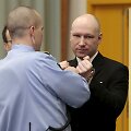 Norvegijoje į teismo posėdį atvykęs ekstremistas Breivikas pademonstravo nacių pasisveikinimą