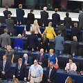 &bdquo;Brexit&ldquo; remiantys europarlamentarai atsuko nugaras Europos himnui