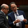 Portugalijos gynybos ministras Jose Pedro Azeredo Lopezas kalbasi su EGA vadovu Jorge Domecqu (de&scaron;inėje)