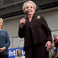 Madeleine Albright (de&scaron;inėje) ir Hillary Clinton