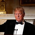 Donaldas Trumpas i&scaron;kilmingos vakarienės sveikina prezidentą Emmanuelį Macroną
